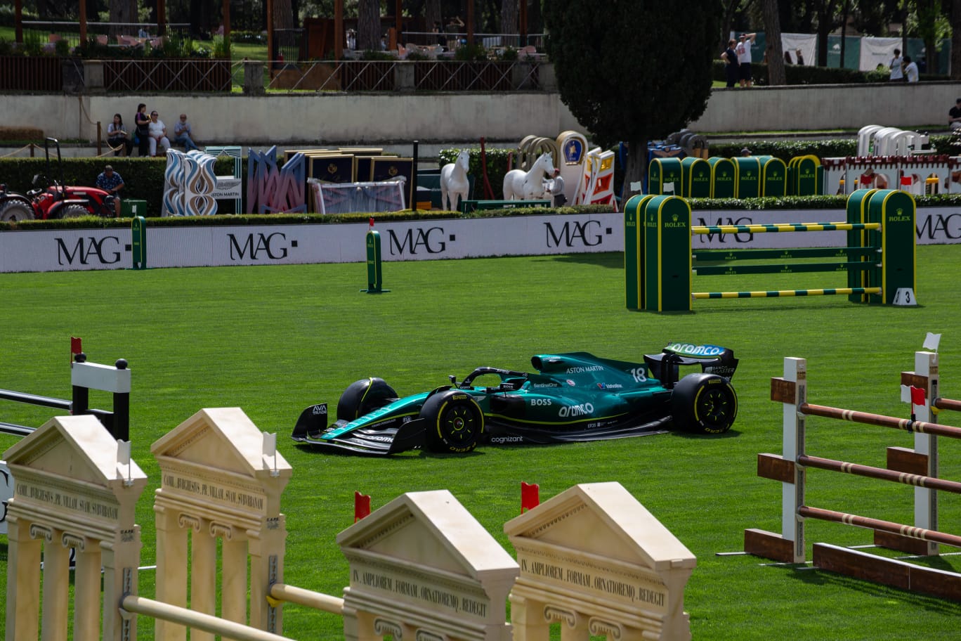 Al momento stai visualizzando Ovale Piazza di Siena, ecco l’Aston Martin F1: “La macchina di Alonso?”